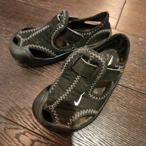 Nike Kids Black and Gray Sandals